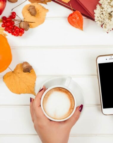 Check out these fall side hustles to earn extra cash. These are great side hustles, especially if you want to earn extra cash for the holidays!